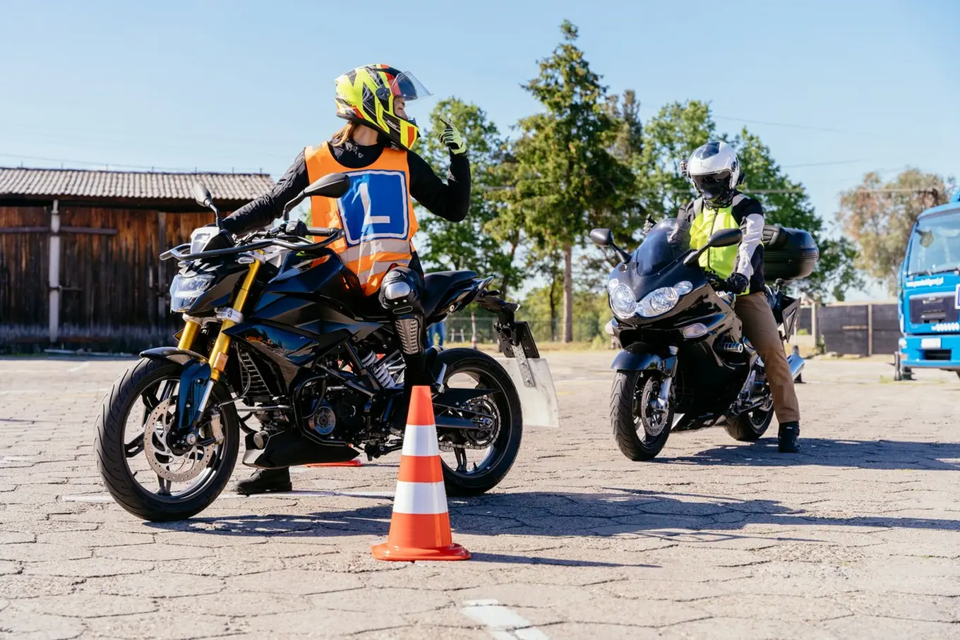 motocykle na placu manewrowym